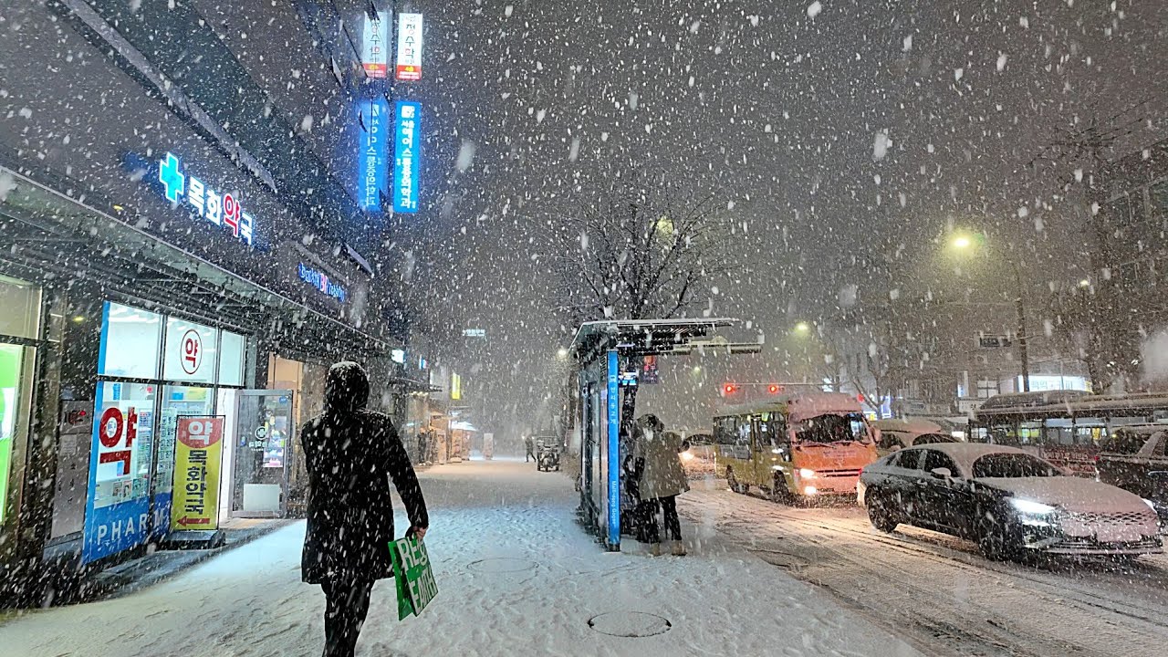 첫눈이 펑펑내리는 서울 도심 도보여행 | A walking tour of downtown Seoul under heavy snowfall | 4K ASMR