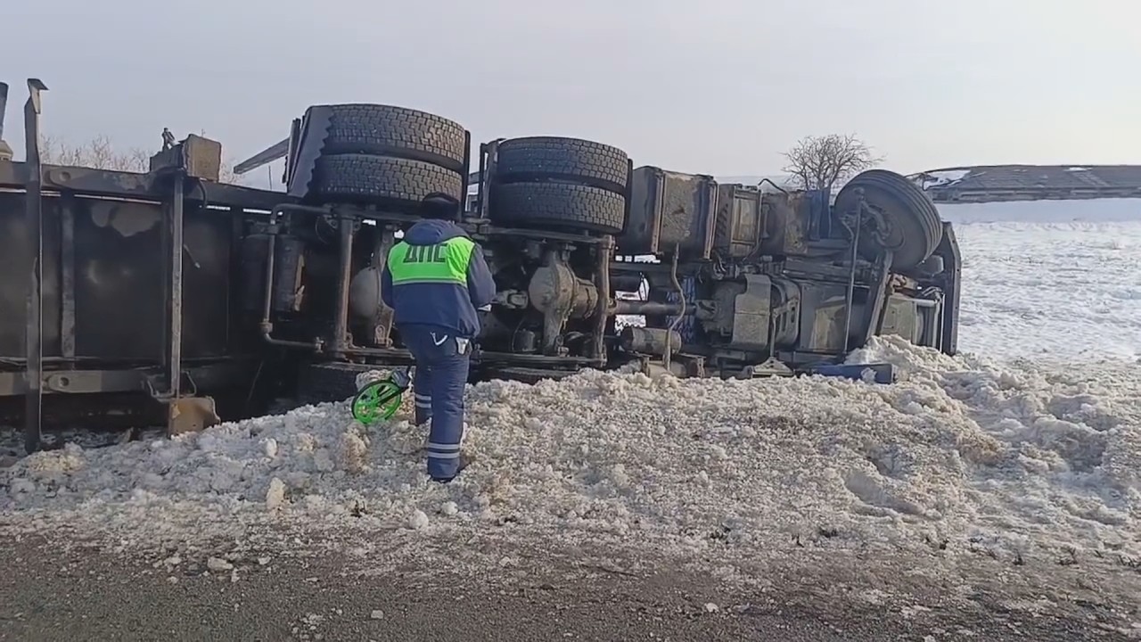 Заваленный лес зеркально отомстил и завалил лесовоз