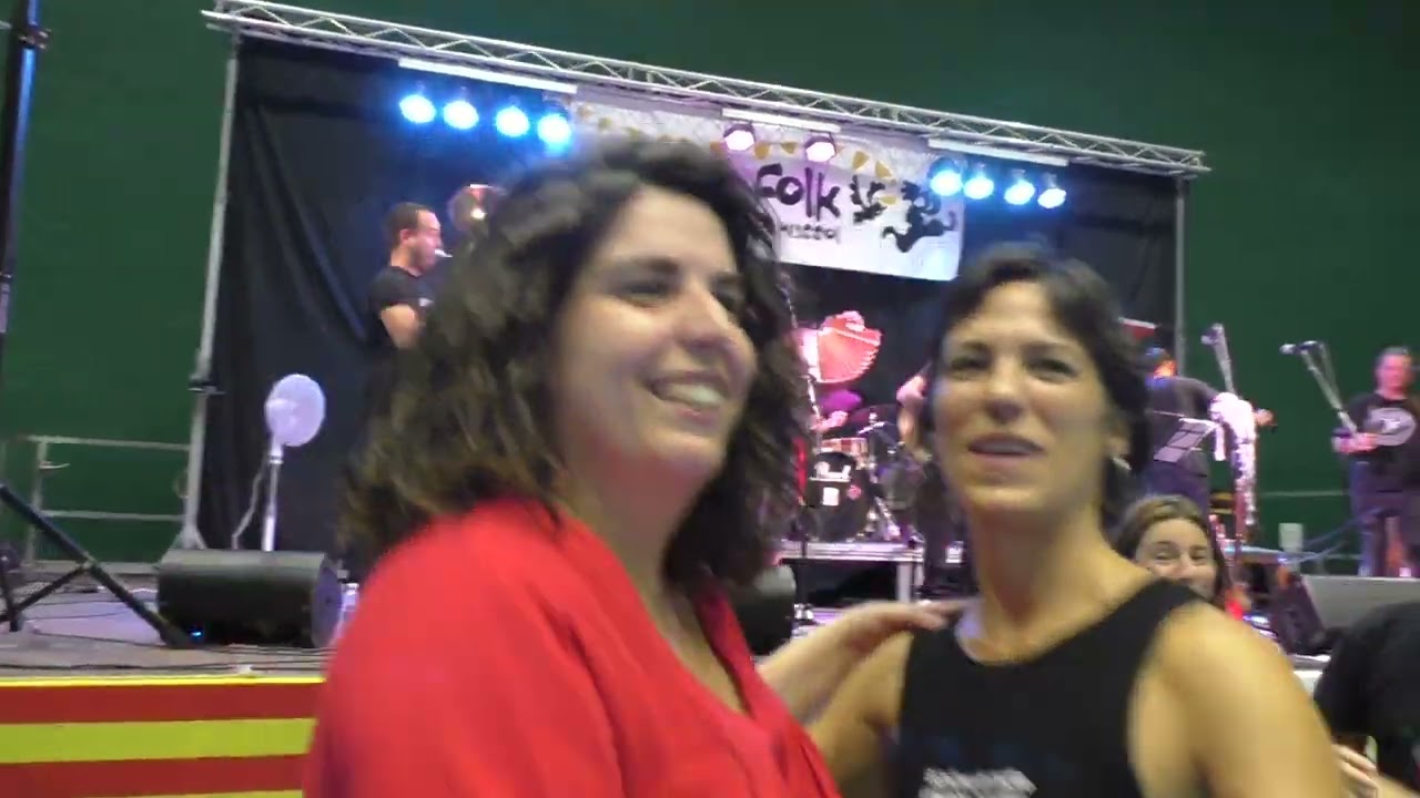 TRES FAN BALL EN UNA NIT FOLK 2024. VALS