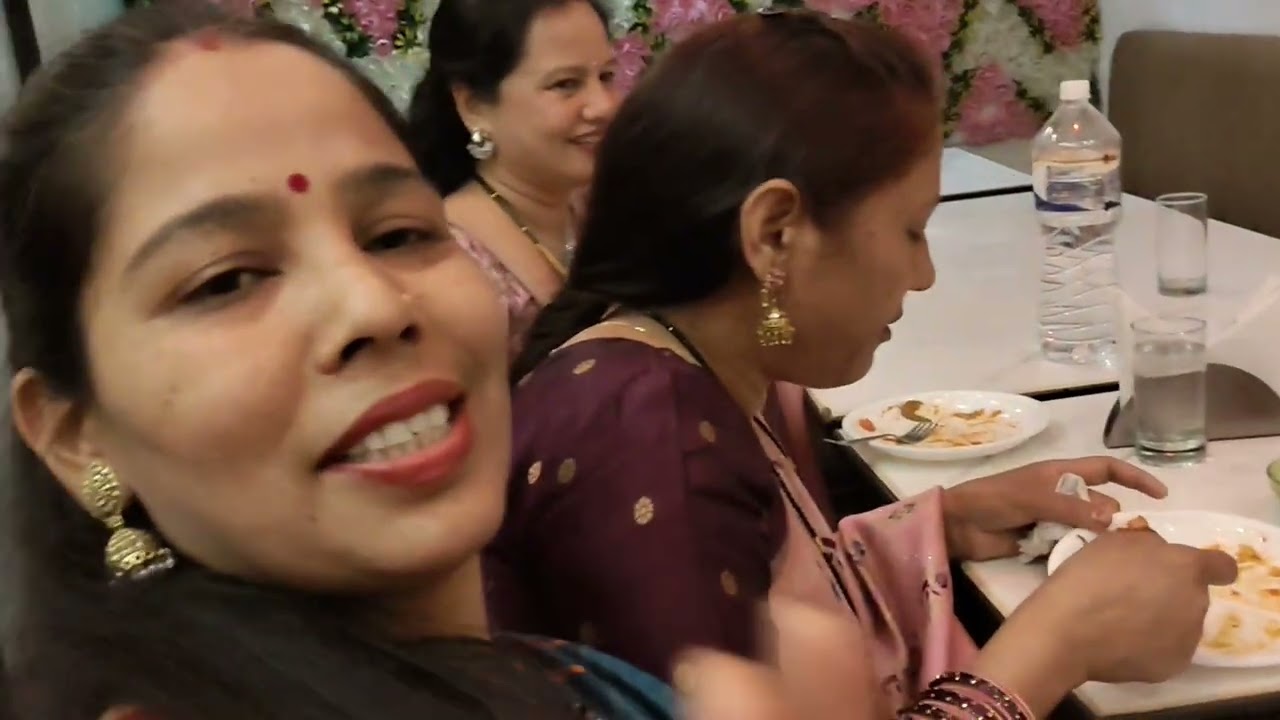 आज हम सभी बहनों ने महिला दिवस मनाया और पार्टी भी करी और खुब हंसी मजाक मस्ती भी करी बहुत अच्छा लगा 🌹🙏
