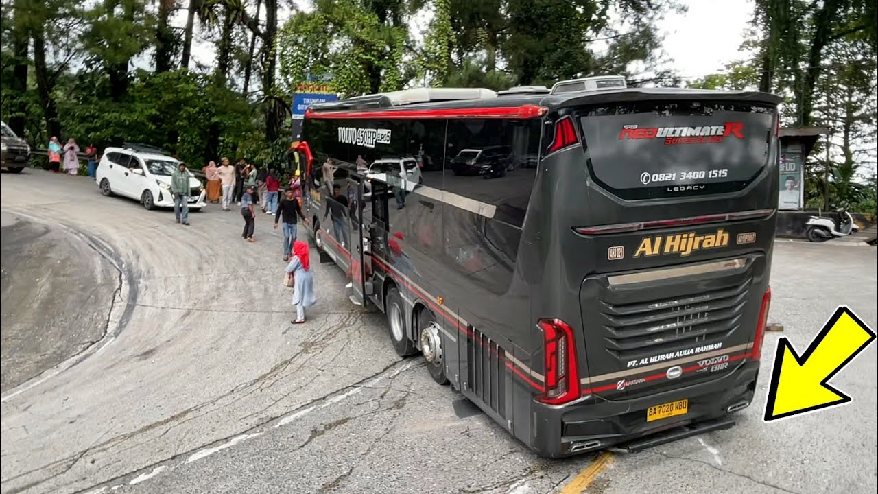 SALAH PERHITUNGAN !!! Tersangkut Parah, Semua Penumpang Diturunkan Bus Tak Bisa Bergerak Maju Mundur