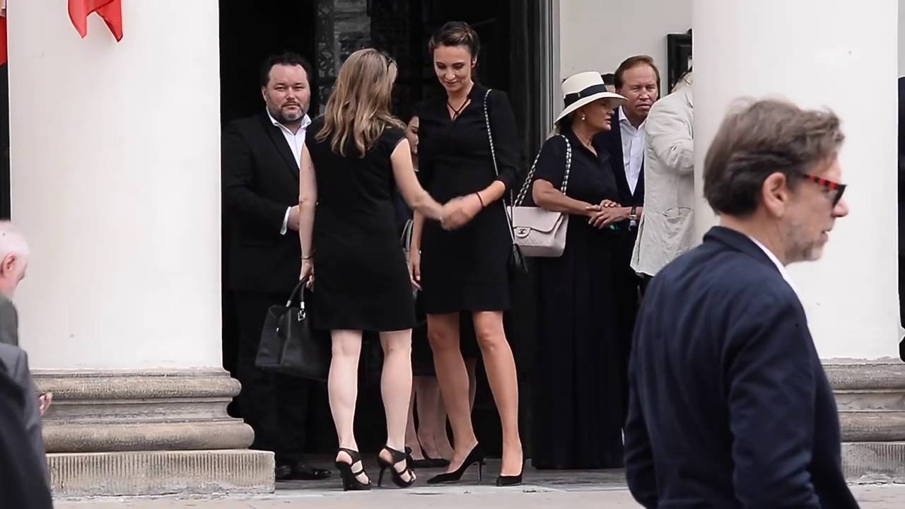 Dominika Kulczyk obejmuje Staraka po mszy