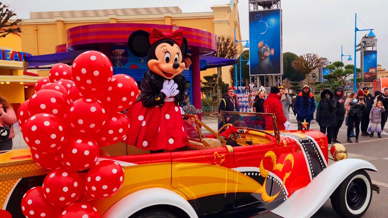 Disneyland Paris, Polka Dot Day 2023. Cavalcade. Real snow ❄ ! (a very cold day), 22nd January 2023
