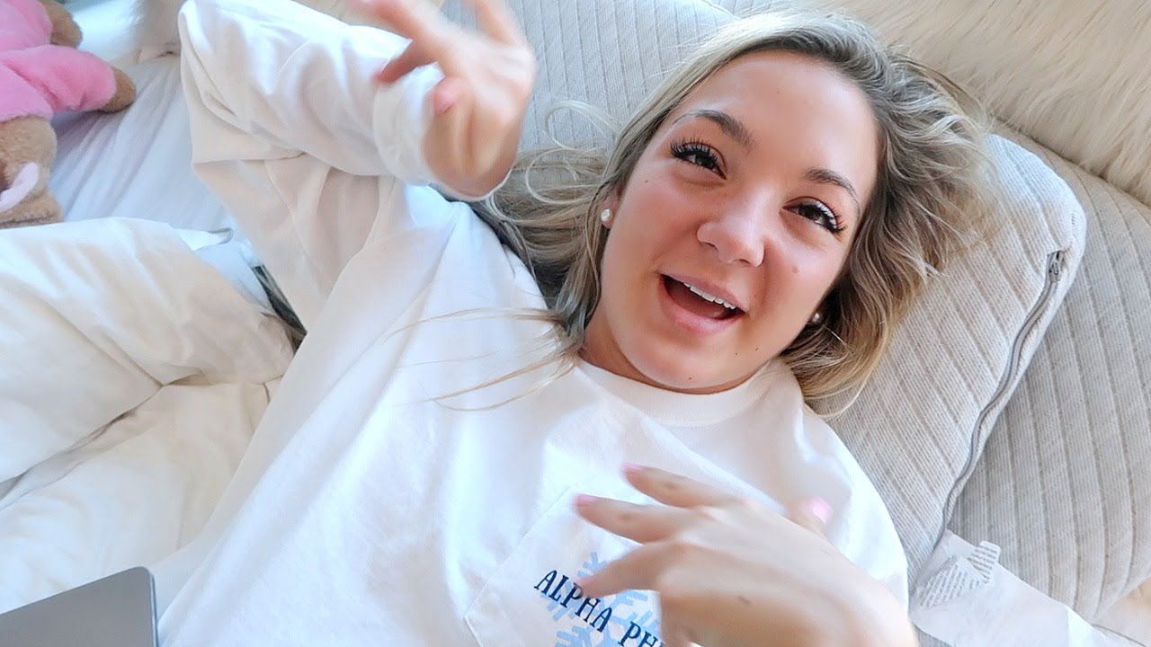 HOW TO PASS FINALS WHILE WATCHING NETFLIX + MEGAN'S ROOM TOUR! VLOGMAS DAY 7