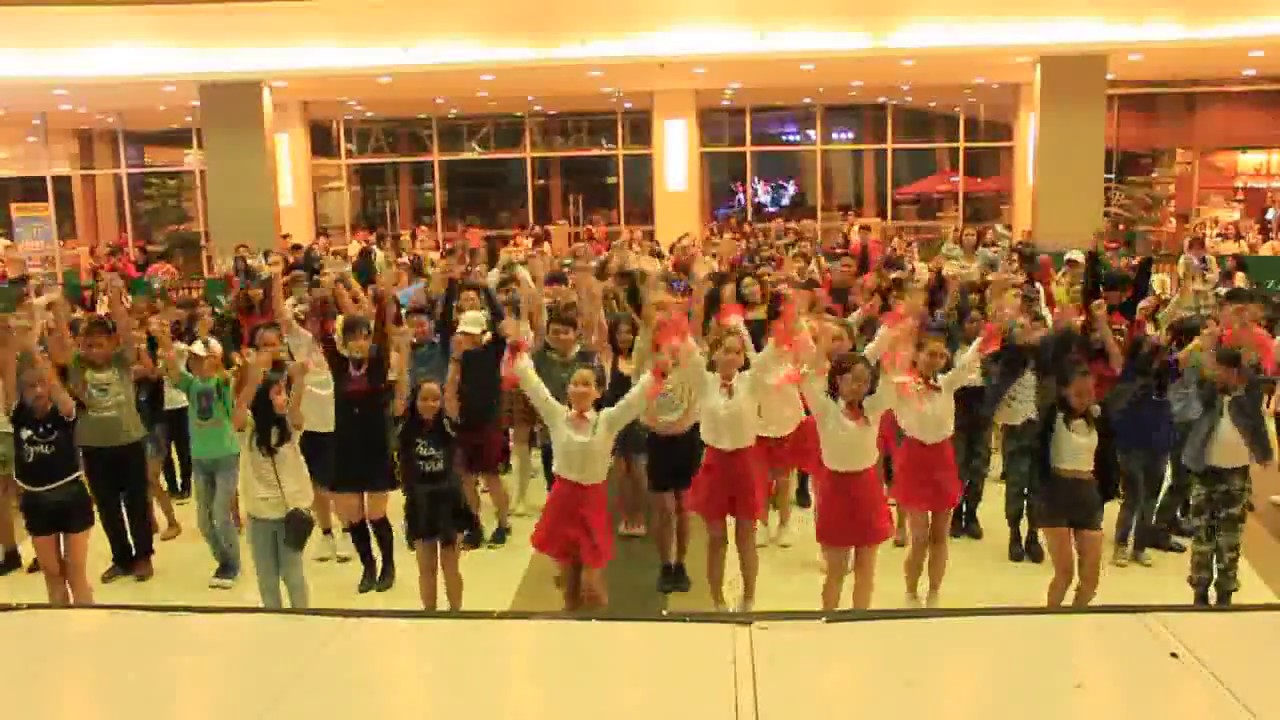 CHRISTMASaya KPop Random Dance challenge part 1