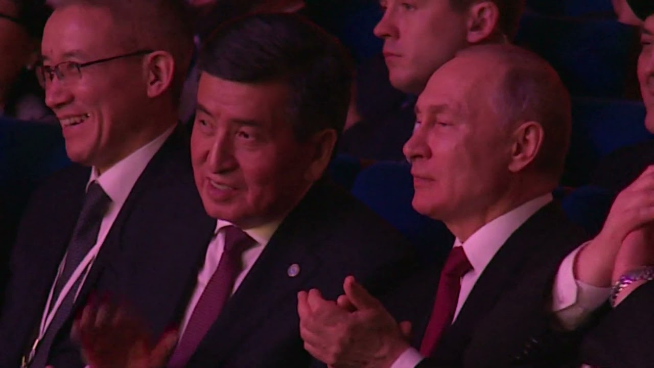 Кремлде жаңырган комуз.  Комузчу Закирбек Дүйшөнбек уулу менен балалайкачы Александр Николайчук.