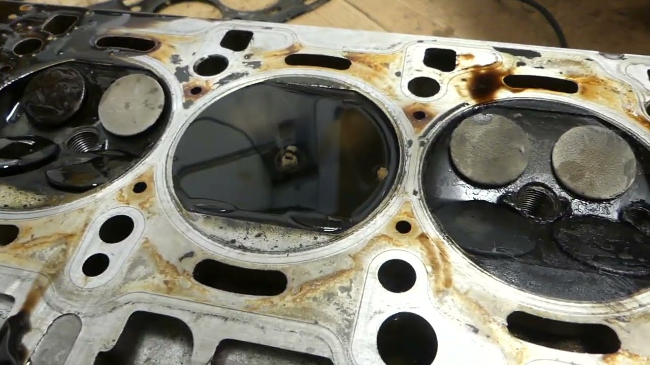 Lekerült a hengerfej Alfa Romeo 2.0 TS