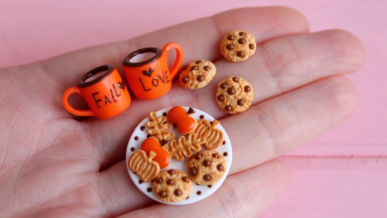 Miniature mugs and cookies on a dish. Polymer clay. Tutorial. DIY. Миниатюрные кружки и печенья.