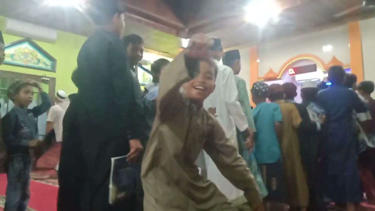 Saling Bersalaman Selesai sholat Taraweh