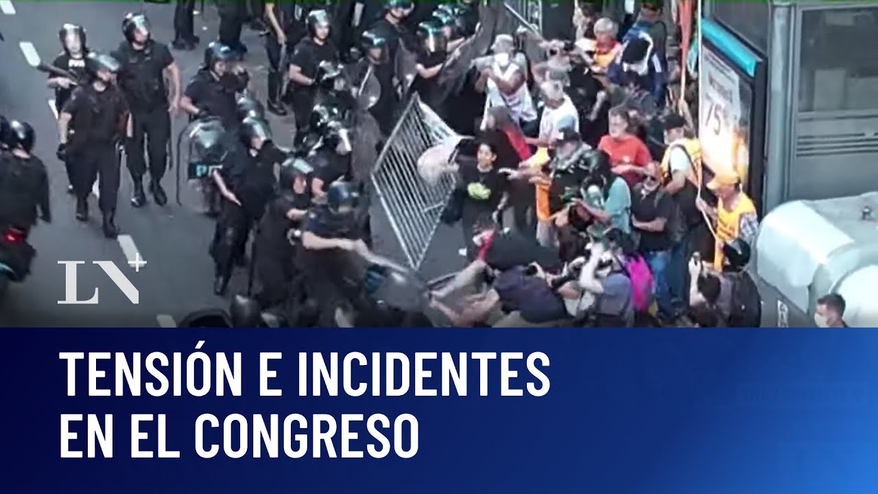 Tensión e incidentes en el Congreso: la policía aplica el protocolo antipiquetes