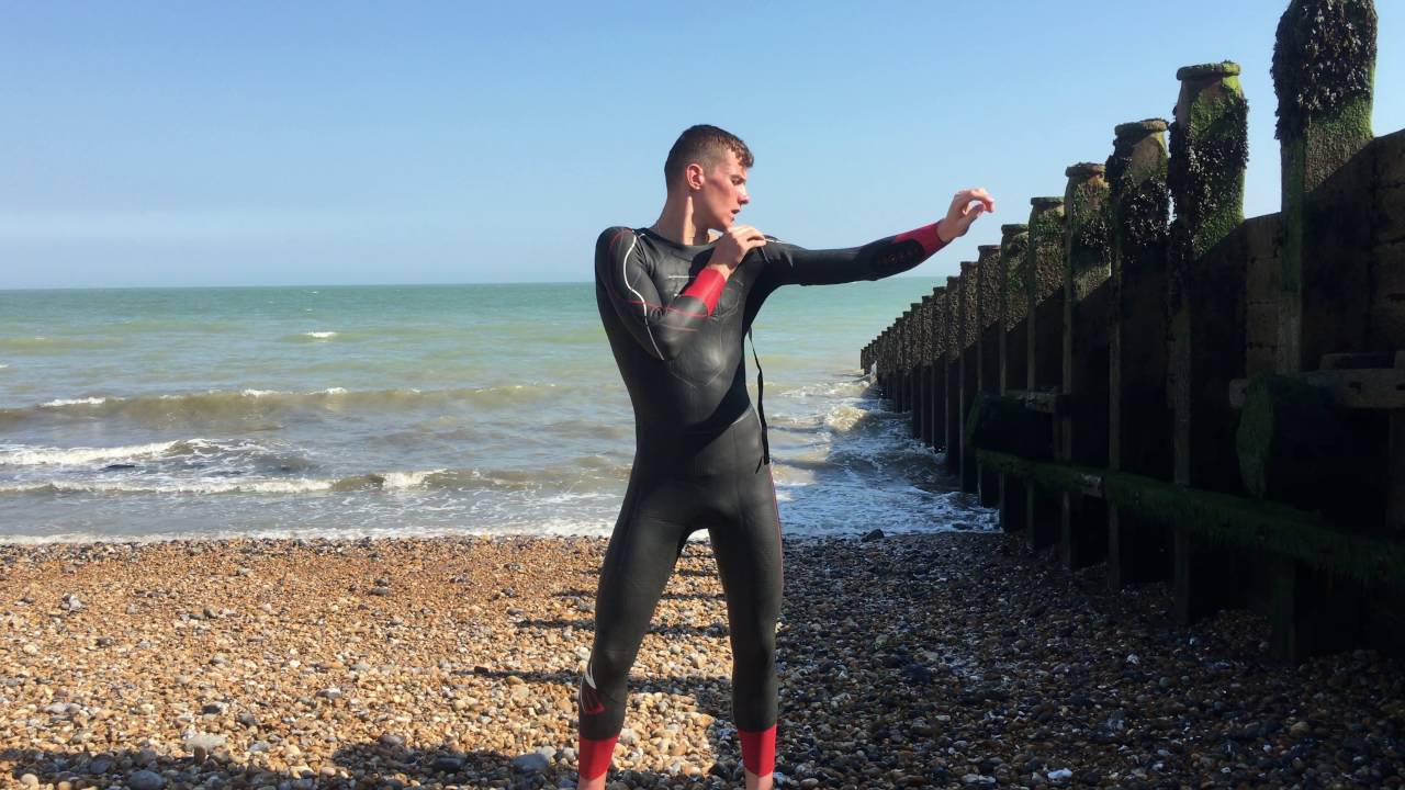 How to put on your wetsuit properly - Zone3 Vanquish