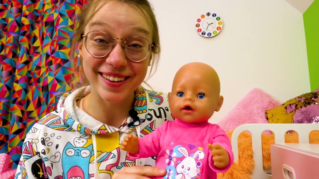 Suomenkielinen video lapsille. Baby Born -nuket ja Barbie-nukke lastenhoitajana