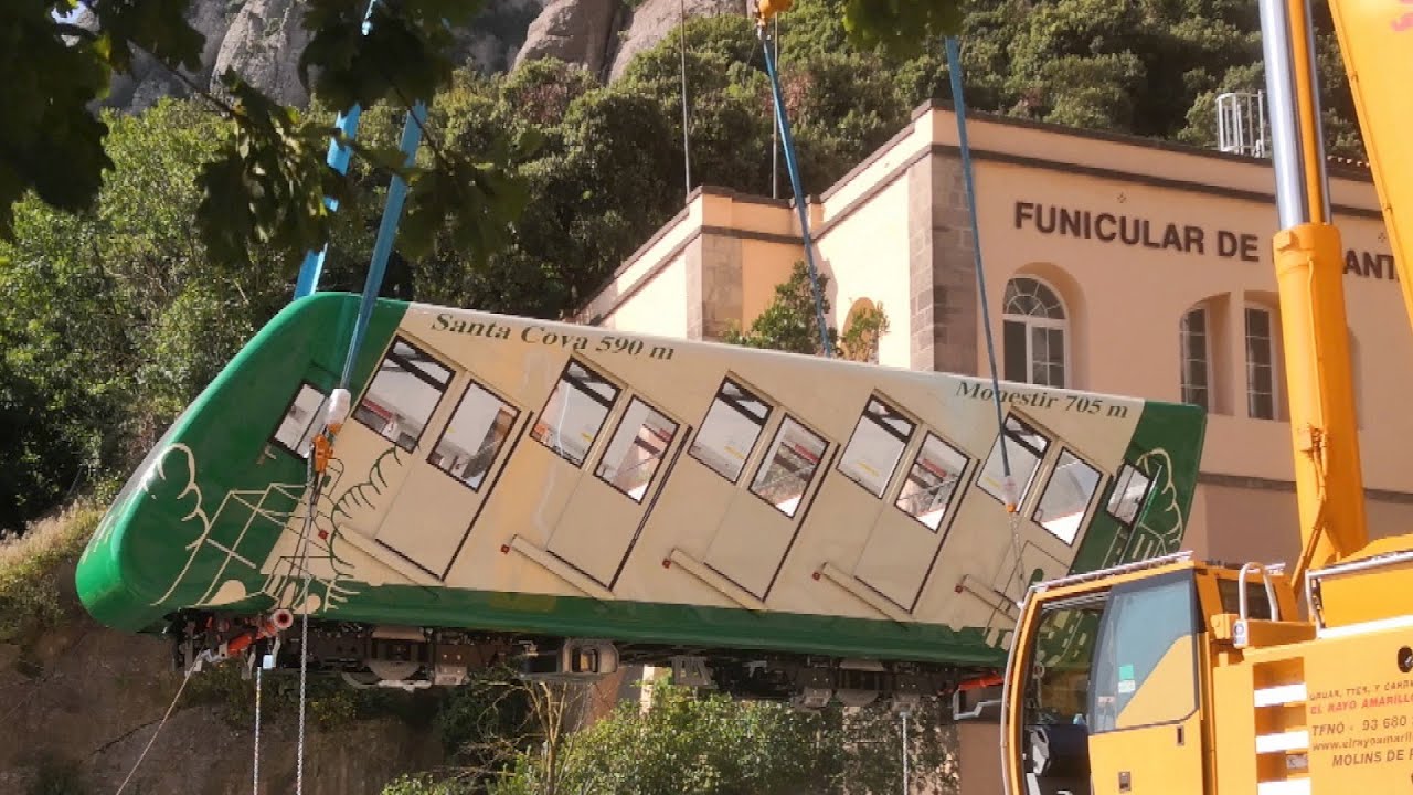 Arribada dels nous combois del funicular de la Santa Cova de Montserrat