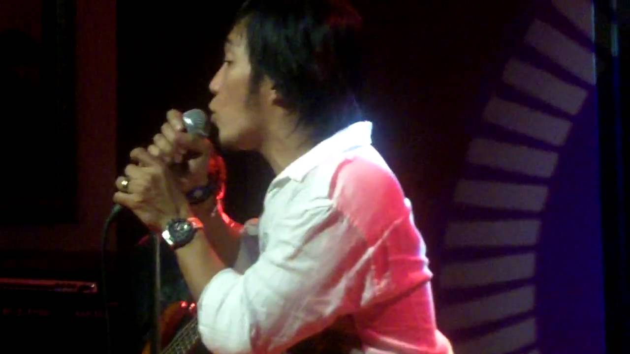 Arnel Pineda serenading my lovely wife, Jacqueline Brill Blunt- Makati Hard Rock- 3-28-10'
