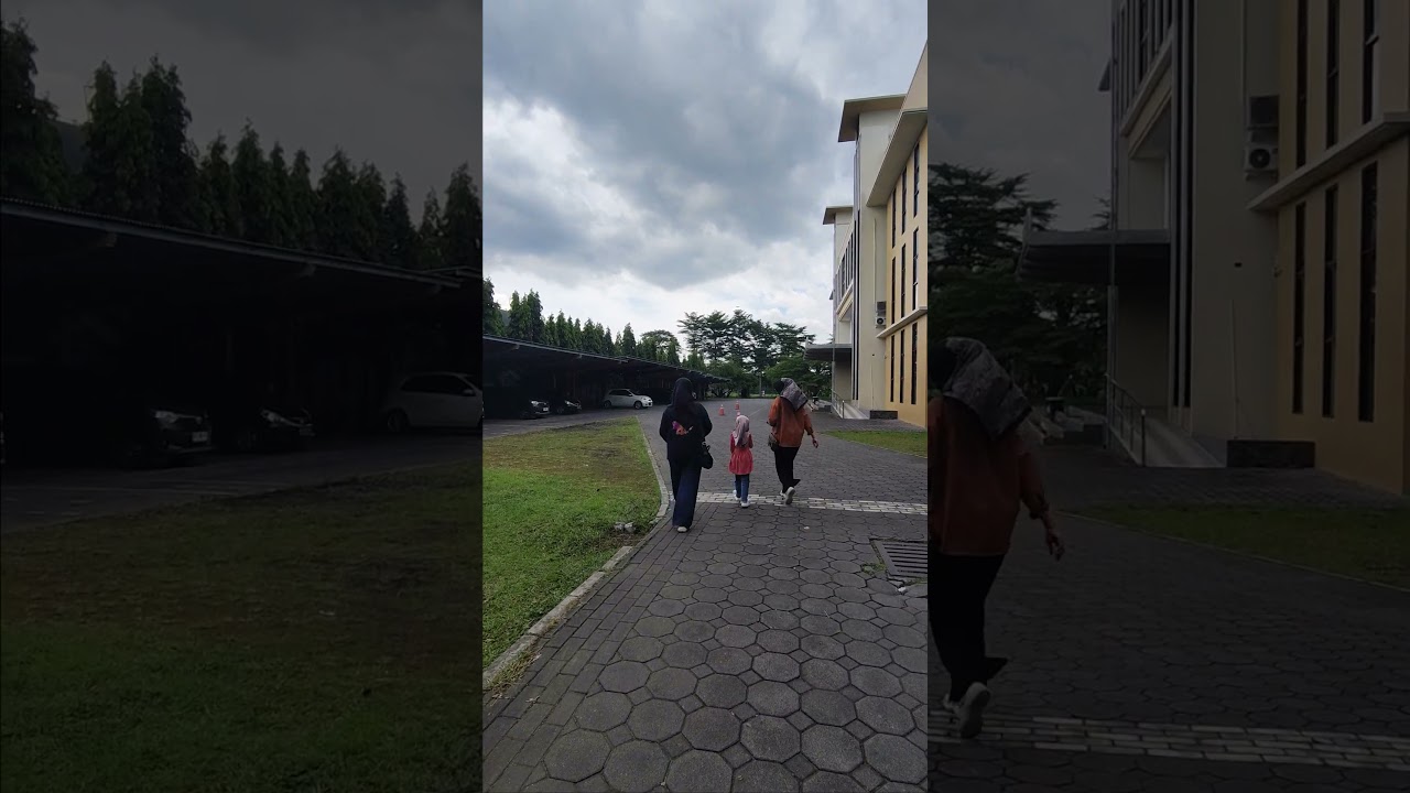 Melewati kampus AI di sebelah Plai Cafe Jogja.