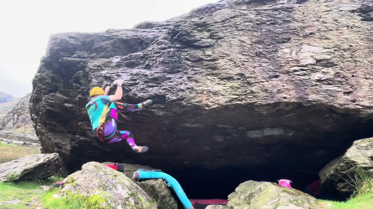 Cromlech Roof Crack - 7a+ - Cromlech Roadside Boulders