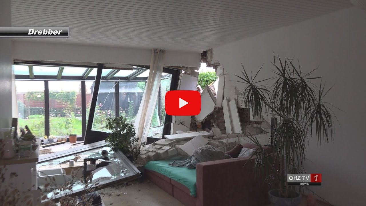Sprinter prallt nach langer Irrfahrt mit hohen Tempo in Wohnhaus.