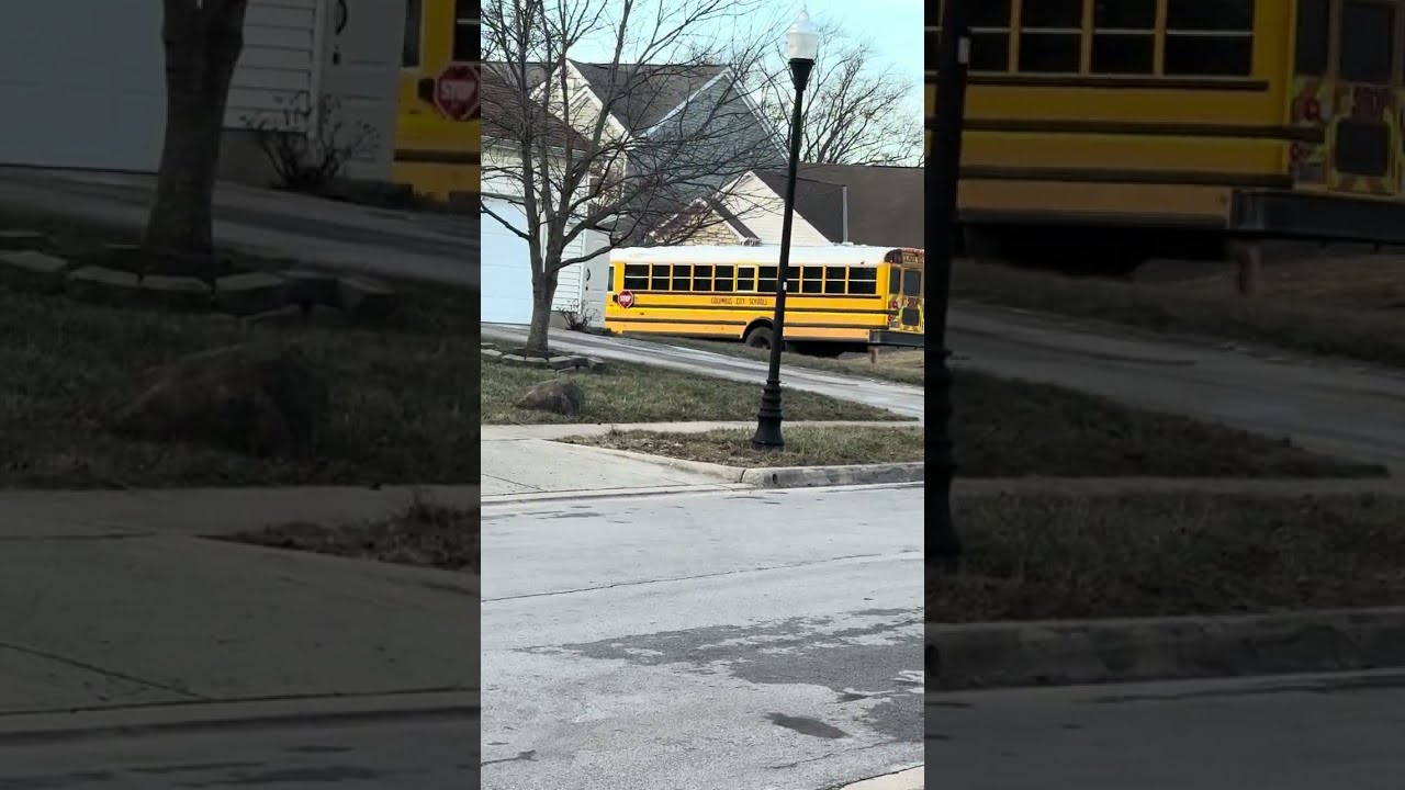 Bus 652 took the wrong way her house is on the left 652 you don’t listen😂 Bus 652 drop off again