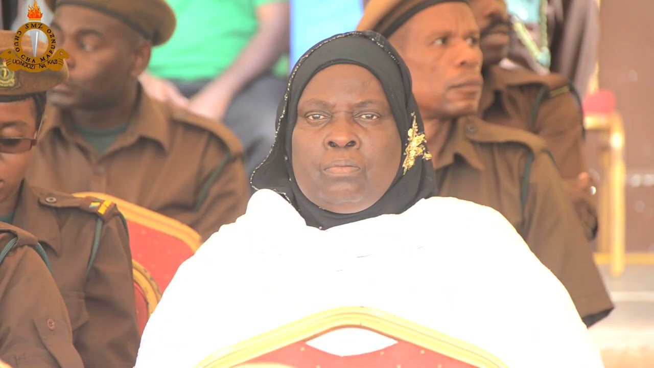 PSF WAKIPITA MBELE YA KAMISHNA WA CHUO CHA MAFUNZO ZANZIBAR WAKATI WA UFUNGAJI WA KOZI YA CPL (MTS)