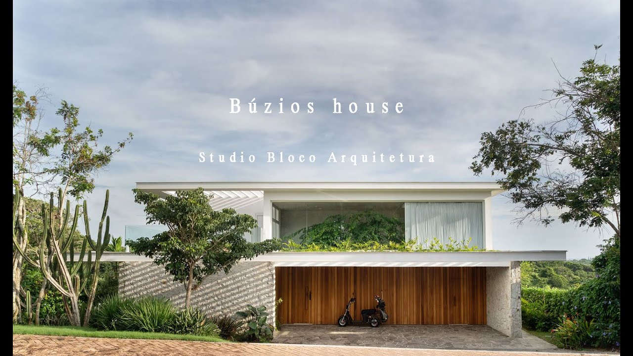 Búzios House was designed as a comfortable home that overlooks a private courtyard