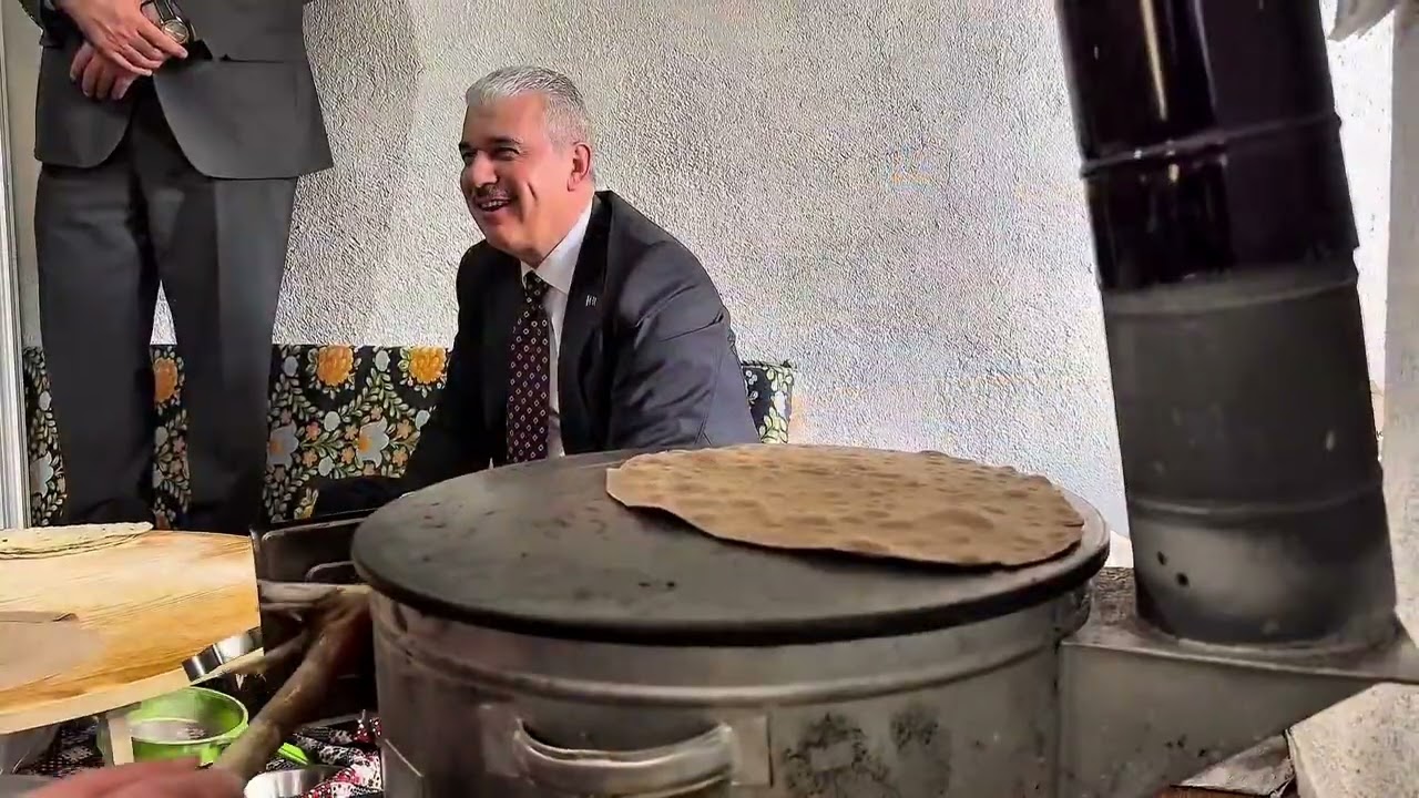 Protokolü Bir Kenara Bıraktı, Sofraya Oturarak Halkın Sevgisini bir kez daha kazandı.