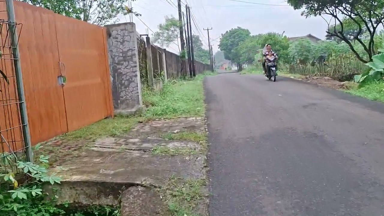 Jelajahi Jl. Bhayangkara di desa Tegal waru, Kec. Ciampea, Kab. Bogor, Jawa Barat.