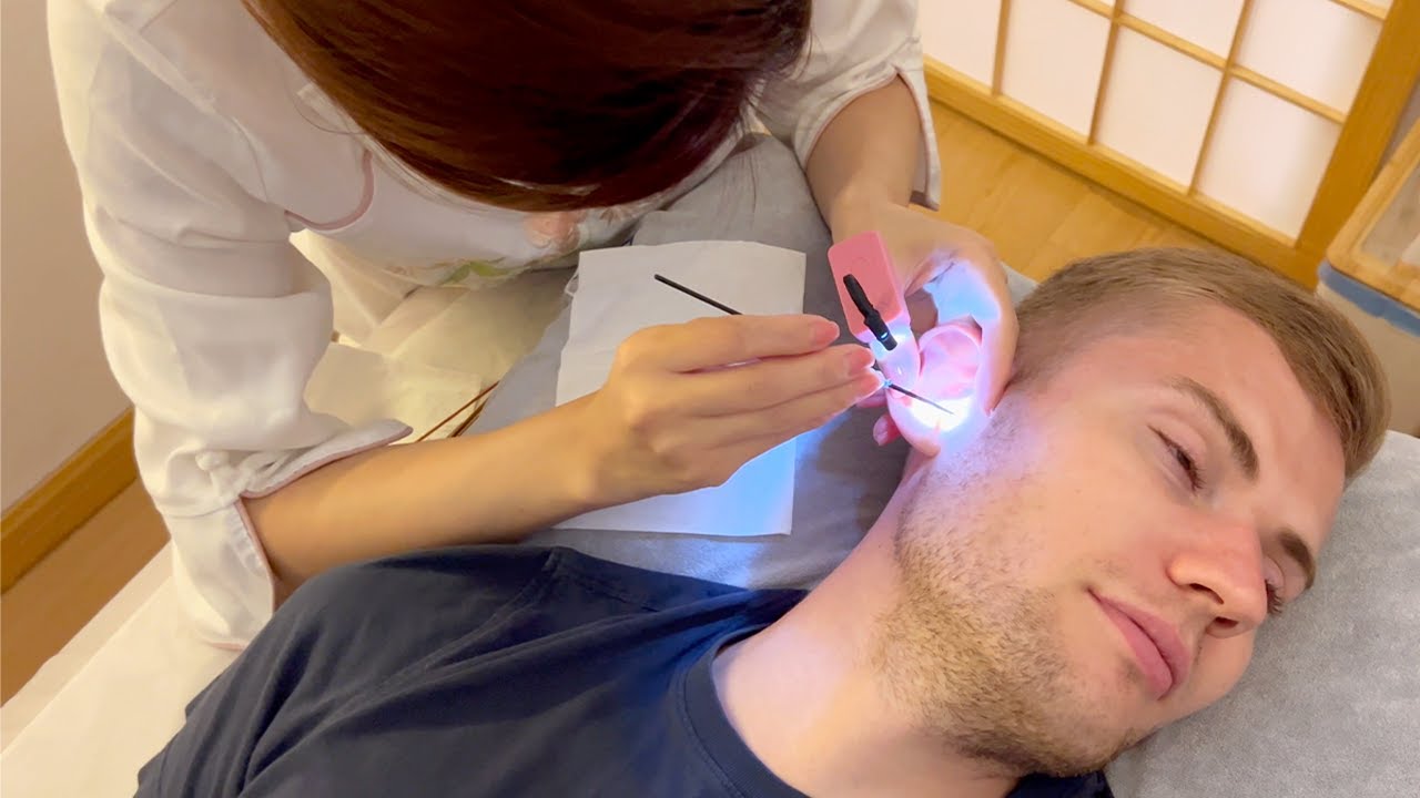I tried CHINESE EAR CLEANING in Singapore 🇸🇬 Extremely Satisfying and Tingly!