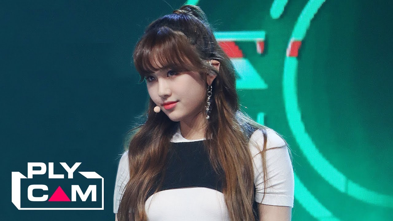 [Simply K-Pop] EVERGLOW Aisha 'Bon Bon Chocolat(봉봉쇼콜라)' (에버글로우 아샤 직캠) _ Ep.358