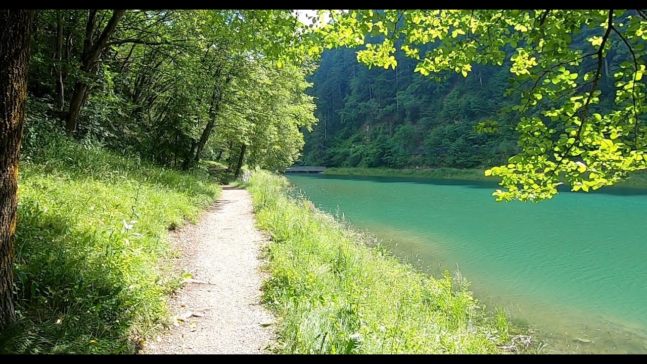 Passeggiata nel centro storico di Molveno passando dalla baita Ciclamino con arrivo al lago Bior