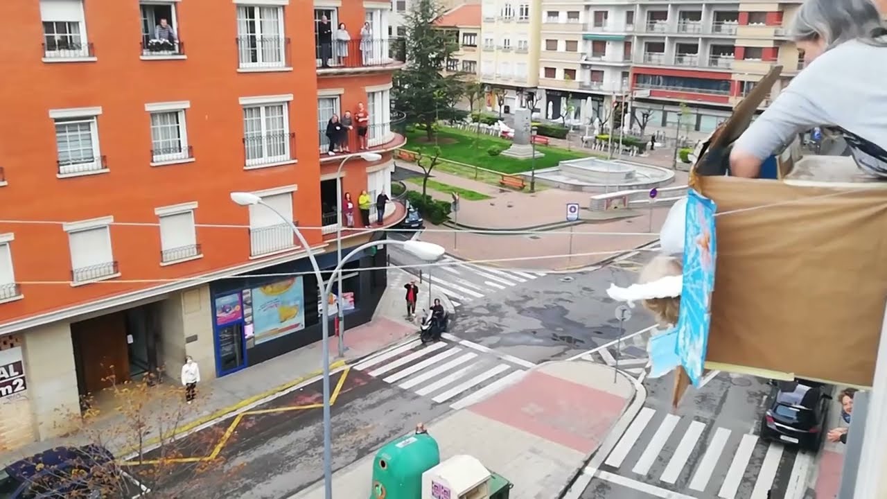Bajada del Ángel 2020 desde un balcón en Tudela