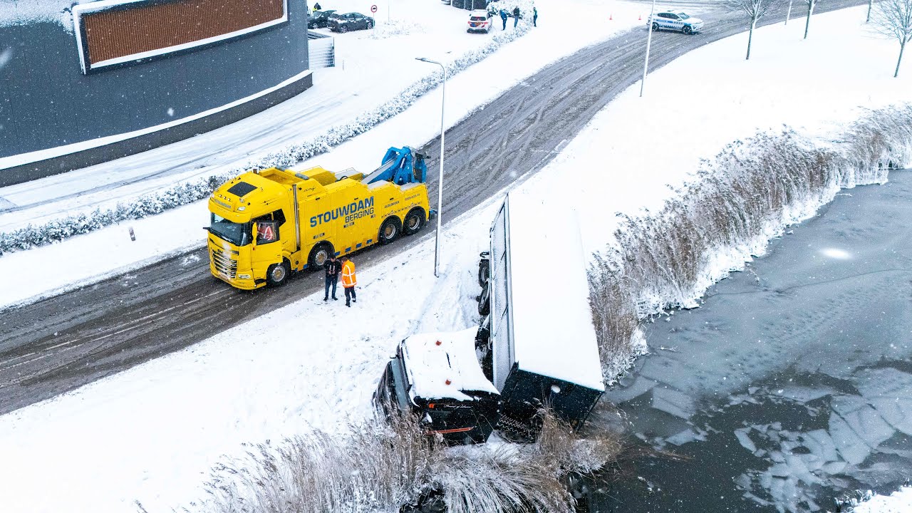 Sneeuwchaos in Kampen: vrachtwagen raakt van de weg