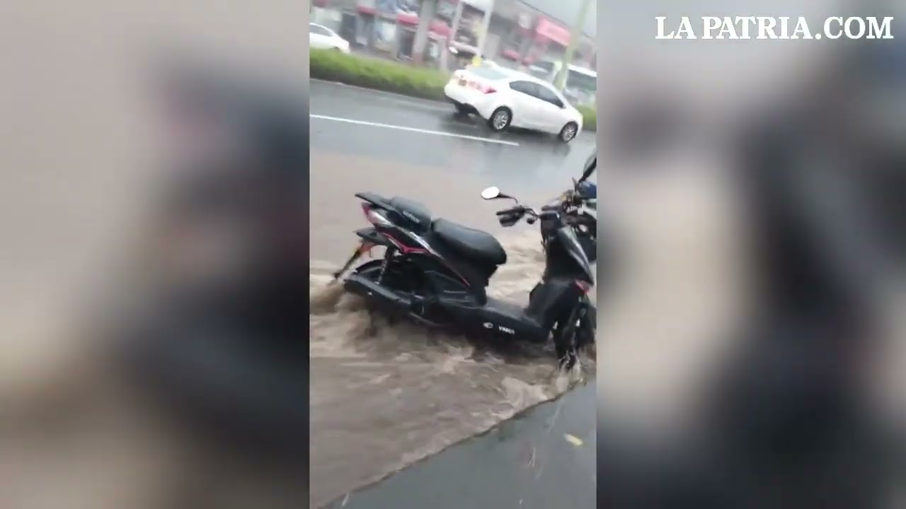 Una buseta inundada, la caída de un semáforo y otras emergencias por fuerte aguacero en Manizales