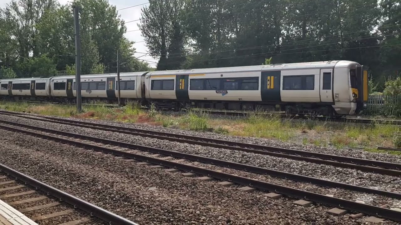 Great Northern Class 387 - 387111 + 387128 arriving at Hatfield on 26/06/24