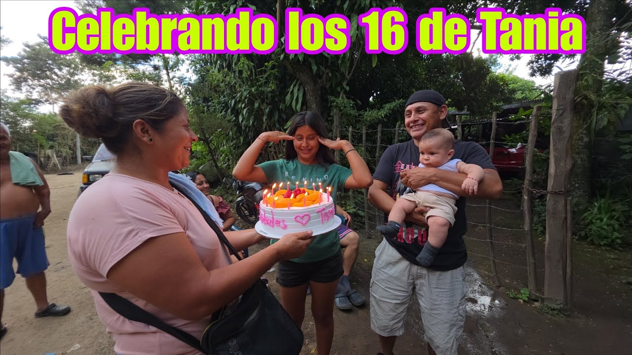 Miren la gran sorpresa que le dimos a Tania por su cumpleaños🥰🎊 Celebrando con pupusas 😋