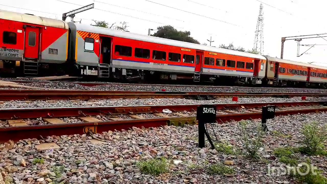 Gondwana superfast express.12409 - Raigarh - Hazrat Nizamuddin Gondwana superfast express.