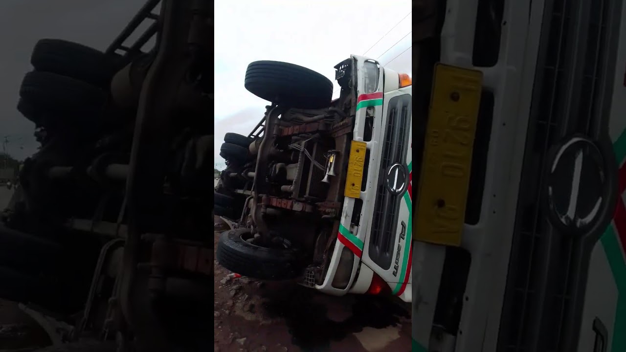 TRUCK MUATAN BERAT TERGULING DI JALAN PANTURA SUBANG.