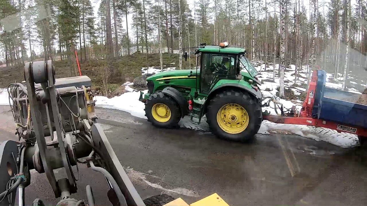 Toimintatuvan pihan harjaus