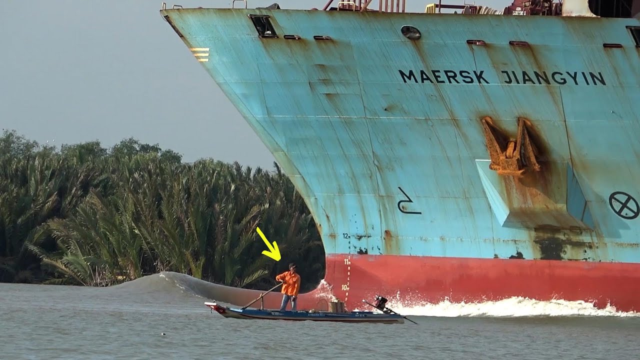 Epic Showdown: MAERSK Container Ship vs. Small Boat | 4K Shipspotting
