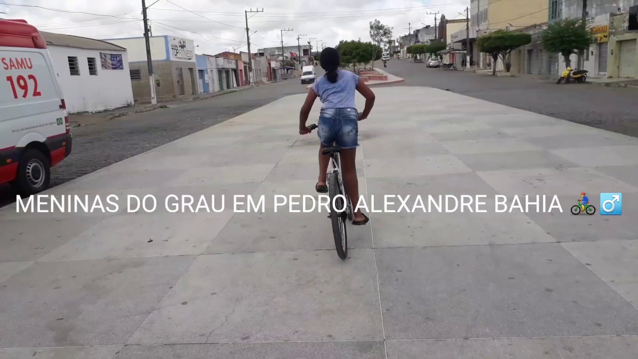 MENINA DANDO GRAU DE BIKE SEM FREIO
