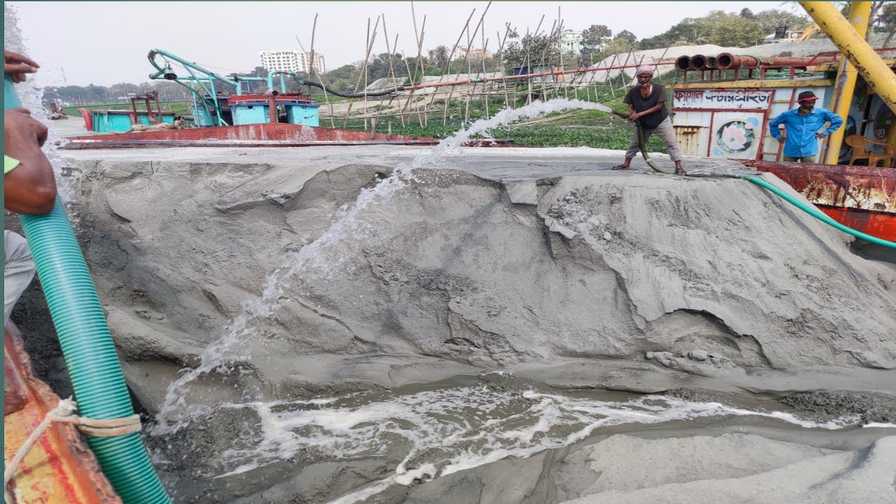 The Art of Sand Sluicing: Mesmerizing High-Pressure Water Unloading Technique