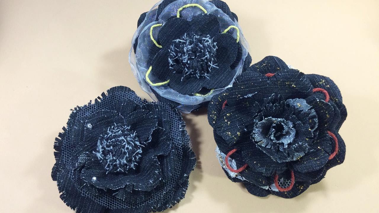 Flor feita com jeans engomado