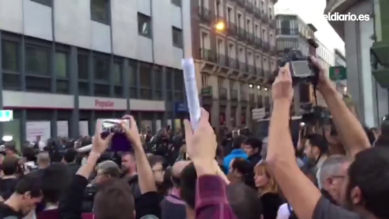 Abucheos y gritos al cord&oacute;n policial que rodea el Congreso