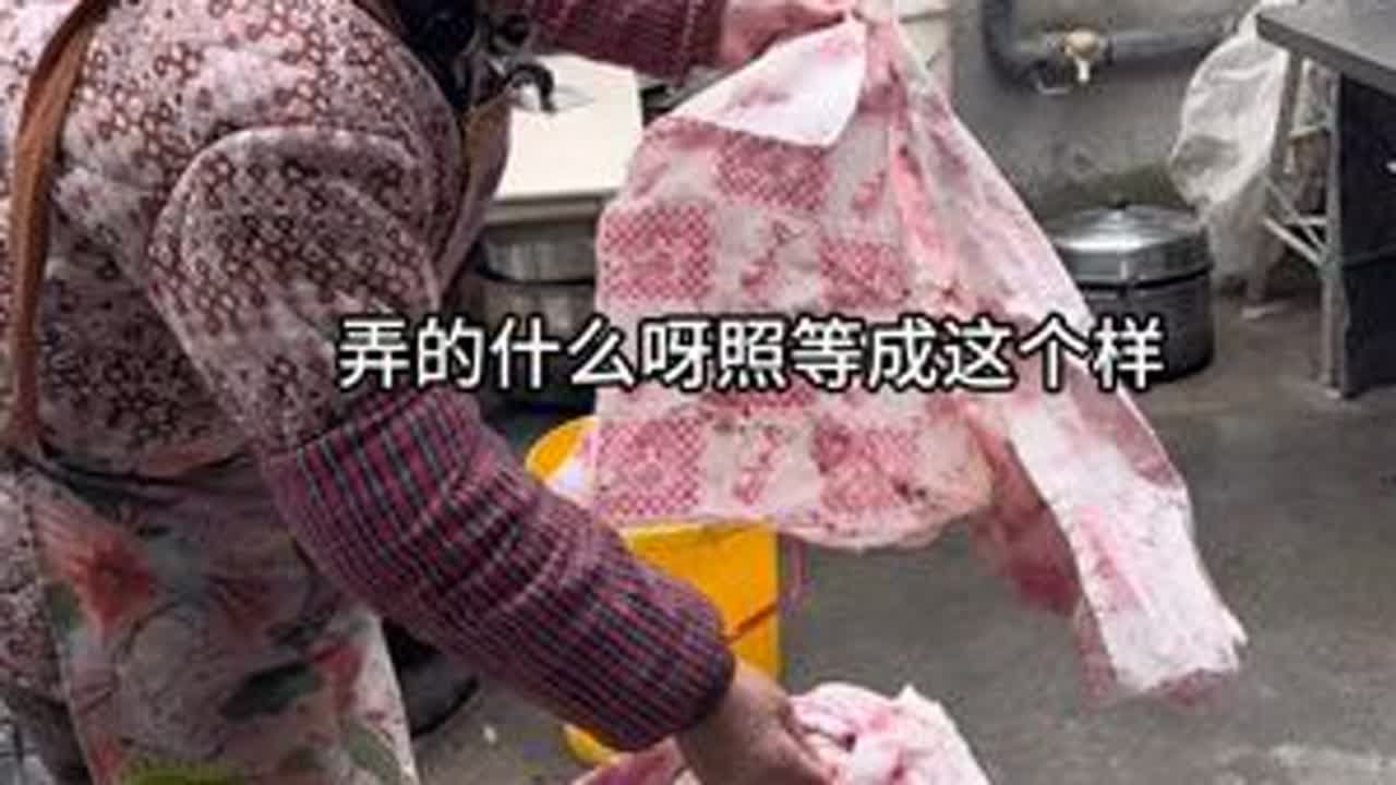 一碗腊八粥，熬尽人间烟火，用慢火熬煮的，是对生活的温柔，每一勺都是家的味道，每一口都是生活的仪式，搭配上香喷喷的煎包，简直是太美味啦，疲惫的生活总有一些温暖，让你慢慢明白人间值得，感动总是藏在细...