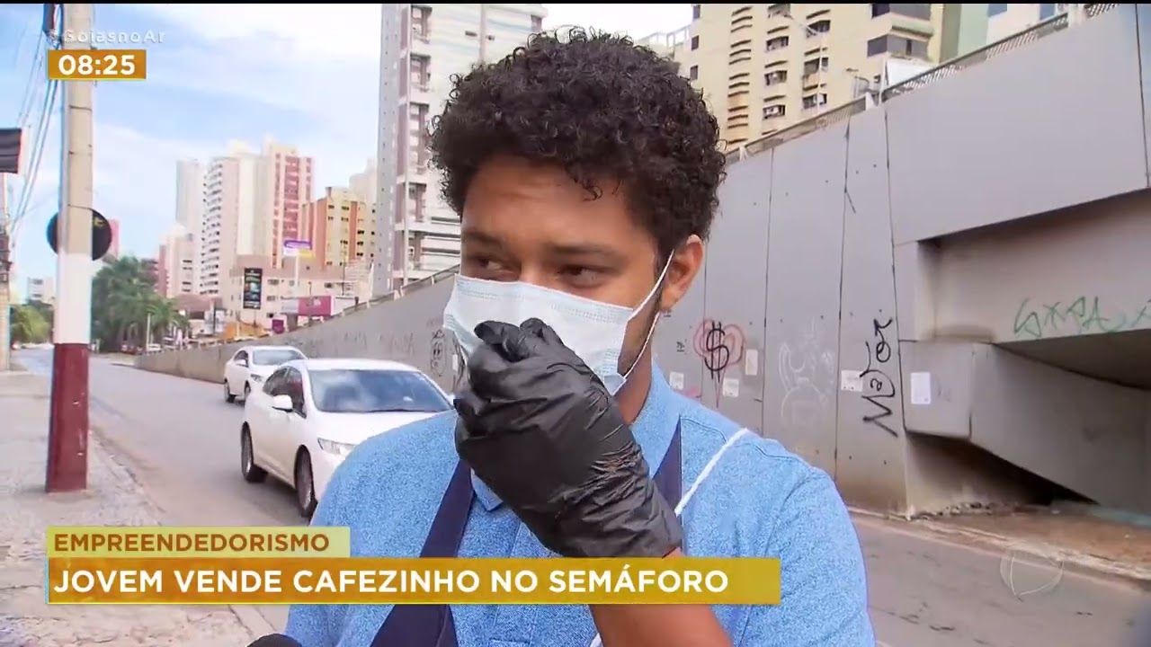 EMPREENDEDORISMO: JOVEM VENDE CAFEZINHO NO SEMÁFORO