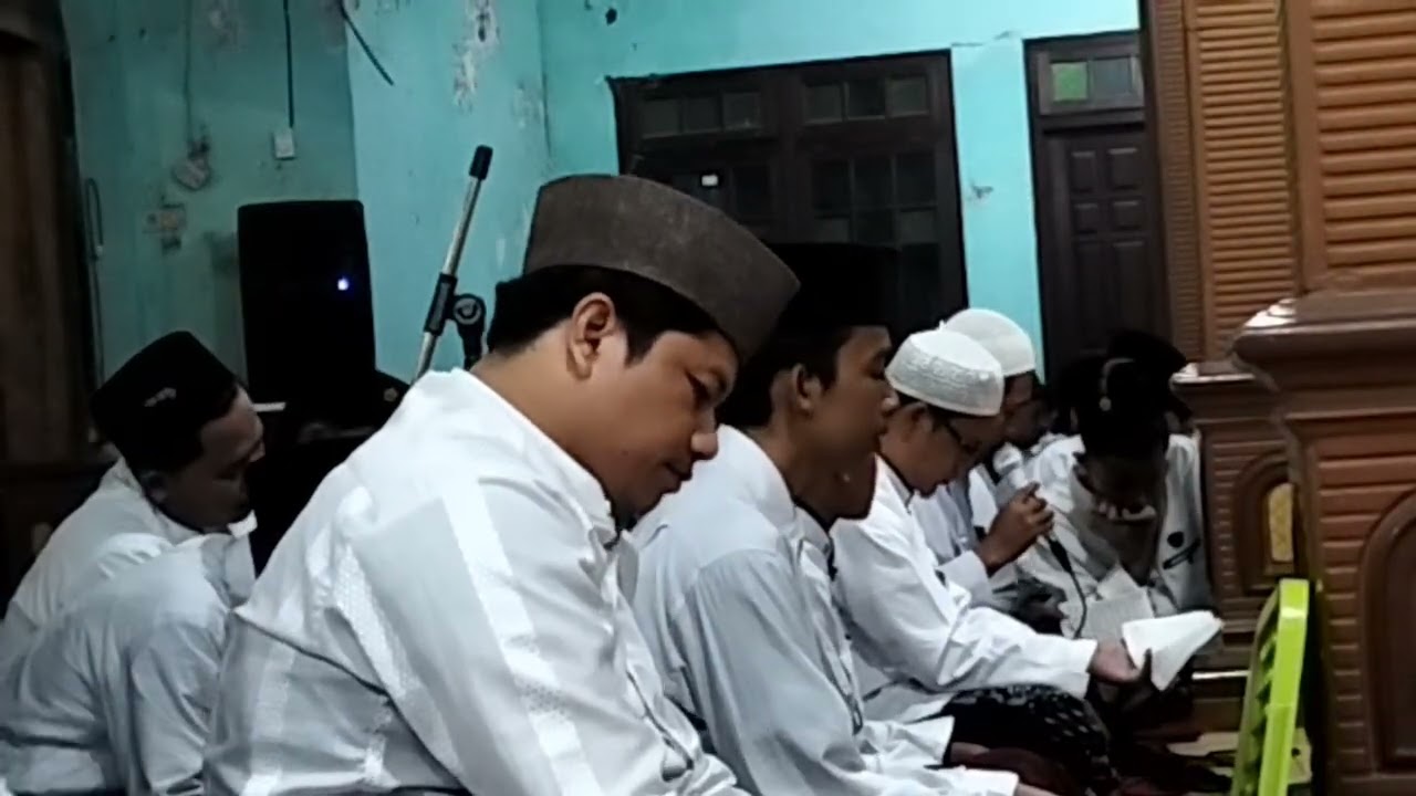 Pembacaan manaqib sheh Abdul khoder Jaelani di pondok pesantren Kramat kraton pasuruan 
