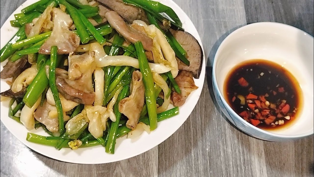 Lòng Heo Xào Với Bông Hành Dưa Cải Chua Giòn Ngọt Rất Thơm Ngon #buacomquenha 