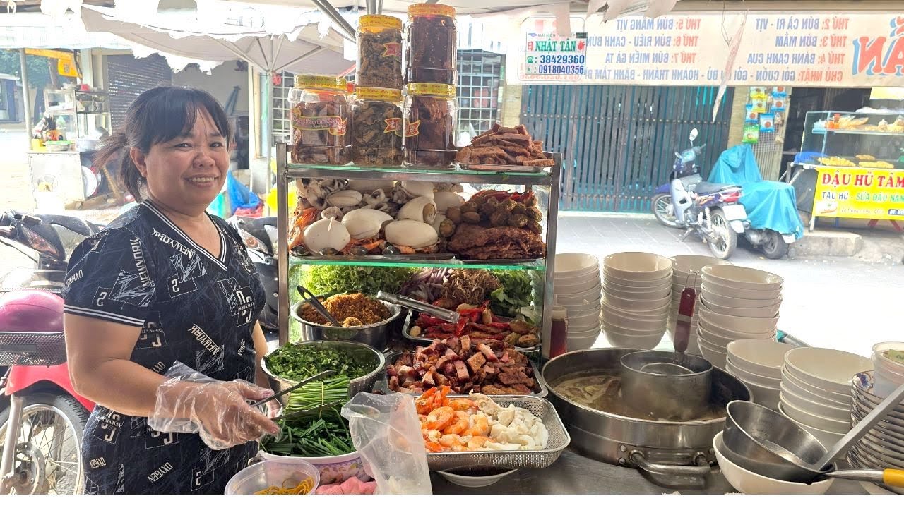 Trùm bún mắm Sài Gòn thả đầu cá lóc đồng vào nồi nước lèo đang sôi cùng cà tím dài ngọt