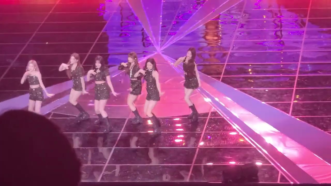 IVE - LOVE DIVE (221125 청룡영화제 축하공연)