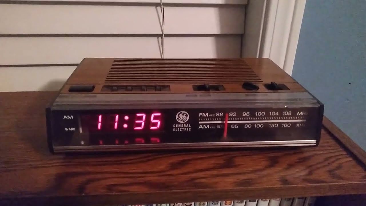 Vintage General Electric 7-4624B Clock Radio