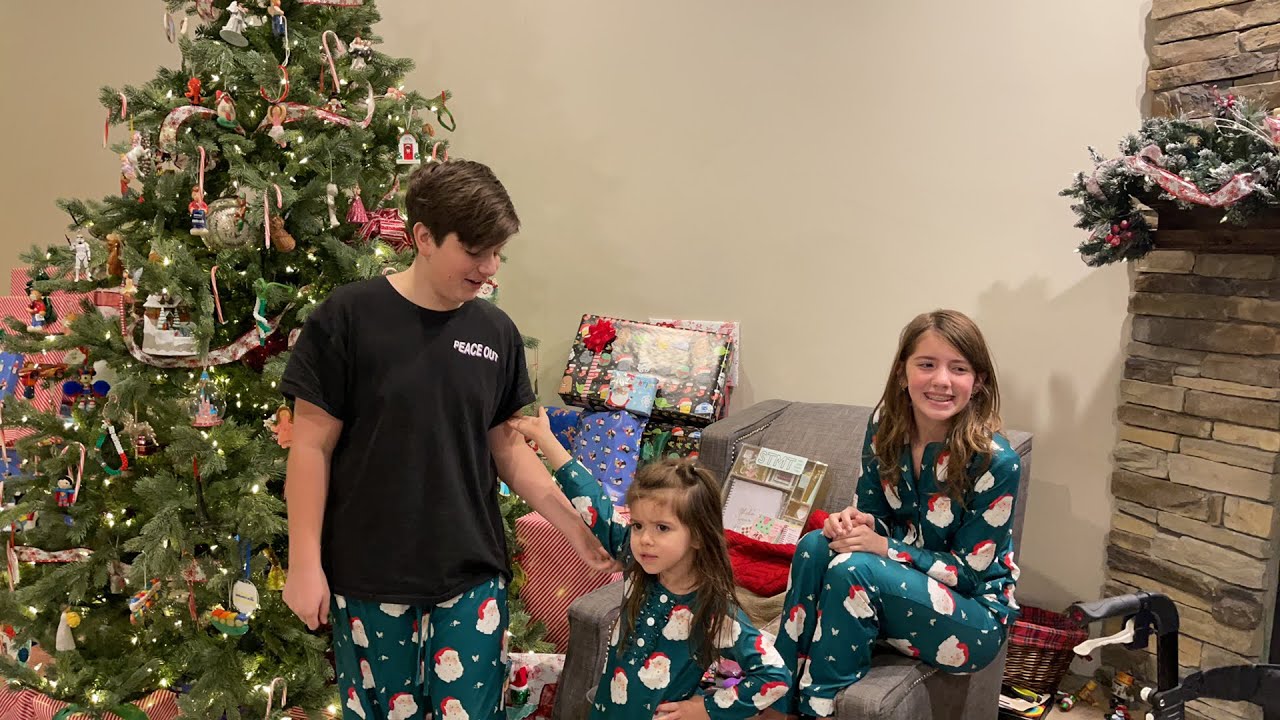 Kid’s Opening Christmas Presents 🎁 LIVE